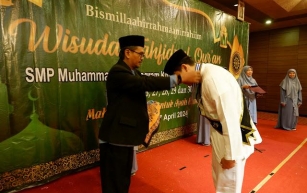 49 Siswa SMP Muhammadiyah PK Solo Mengikuti wisuda Tahfiz