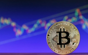 Bitcoin Steady Amid Geopolitical Tension, Halving Nears