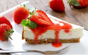 Cheesecake s preljevom od jagoda: Detaljan recept uz koji svatko može napraviti ovaj savršeni desert