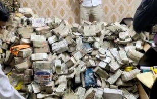 Massive Cash Haul Unveiled in Raids on Jharkhand Minister’s Aide’s House Help