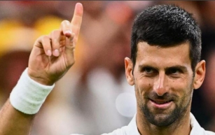 Djokovic e l’ennesimo Record frantumato: mentre i Giovani danno forfait per Infortunio, si appresta, unico nella storia, a festeggiare il 37esimo Compleanno da numero uno al Mondo!
