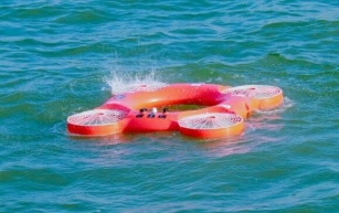 Ciência e Tecnologia - Já é possível chegar até a um nadador em perigo a um quilómetro de distância, através do drone TY-3R Flying Lifebuoy.