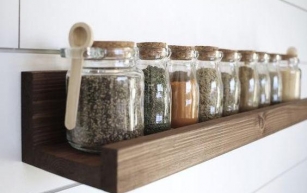 15 Ideas on How to Decorate Floating Shelves in the Kitchen