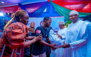 Dangote donates 80,000 bags of rice to vulnerable Lagosians