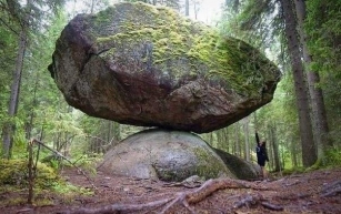 Uma pedra que se equilibra em cima de outra pedra a mais de 11 mil anos