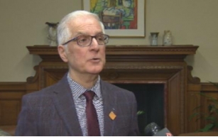 Consultations ongoing on whether cellphones will be permitted in Manitoba classrooms