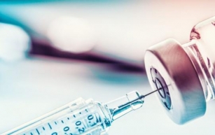 कोविशील्ड: AstraZeneca ने पहली बार कबूली वैक्सीन के साइड इफेक्ट्स की बात