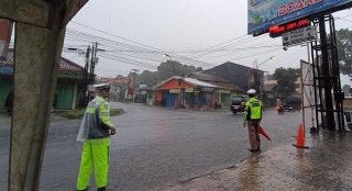 Keren!! Meski Diguyur Hujan Deras, Polisi Di Purbalingga Tetap Atur Lalu Lintas