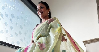 Soothing Serenity: A Mint Green Linen Saree Adorned With Multicolour Rose Motifs