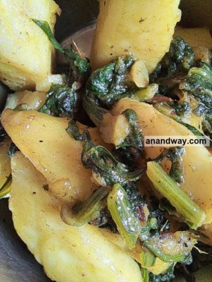 Punjabi Spinach Potato Sabji Recipe, No Onion Garlic Recipe. Satvik Recipe.