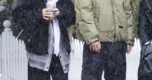 Grandma Love For Subert! Robert Pattinson, Claire Pattinson And Suki Walking In The Rain In LA (14.04.2024)