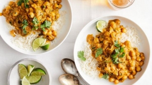 Your Guests Will Love This Pumpkin Chickpea Curry Recipe
