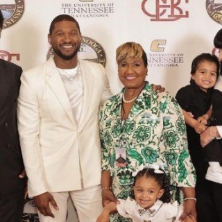 USHER RECEIVES KEY TO CHATTANOOGA SURROUNDED BY HIS FAMILY