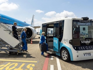 Dutch Flag Carrier KLM Is Testing Self-Driving Busses To Take Pilots And Flight Attendants To The Plane