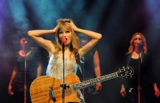 Calling All Swifties: V&A Museum Seeks Taylor Swift Super Fan As Official Adviser