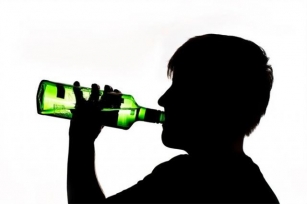 Criza Consumului De Alcool și Tutun în Rândul Adolescenților Din Anglia