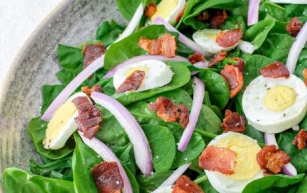 Spinach, Egg and Bacon Salad with Red Wine Vinegar Dressing