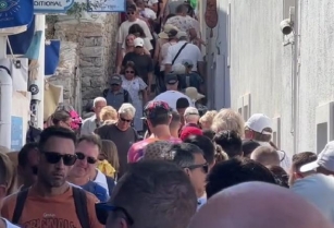 Slike Sa Bajkovitog Santorinija šokirale Internet: “Žrtva Masovnog Turizma” (VIDEO)
