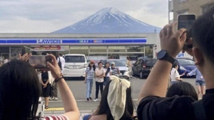 Pokušaj Odbrane Od Nesnosnih Turista: Vlasti U Japanu Postavljaju Ekran Koji Blokira Pogled Na Planinu Fudži (FOTO)