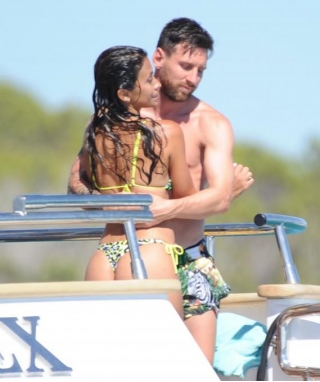 Lionel Messi And Luis Suarez Board Mega Yacht Near Ibiza With Wife Antonela Roccuzzo Sizzling In Bikini