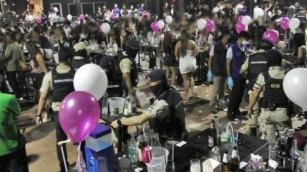 Police Raid Nasa Club In Chon Buri, Arrest 9, Find 105 Drug Users