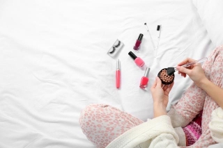 Say Goodbye To Makeup Stains: Expert Tips To Remove Makeup From Bed Sheets