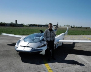 Jean-Michel Jarre Es El Primer Pasajero Del Mundo En Despegar En El AirCar Volador De KleinVision