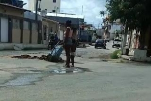 Morador De Reriutaba é Flagrado Tapando Buraco Em Rua Com Areia