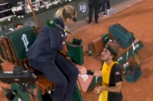WATCH. Stefanos Tsitsipas Complains About Alcaraz Grunting In Their French Open Clash