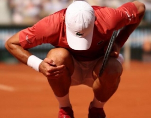 Djokovic Is Already Without Crutches After Knee Operation To Have A Special Treatment