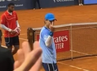 De Minaur Caught Showing The Middle Finger To French Fans In Barcelona