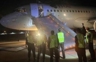 The Passenger Suddenly Opened The Emergency Door Of The Flight, There Was Chaos In The Plane.