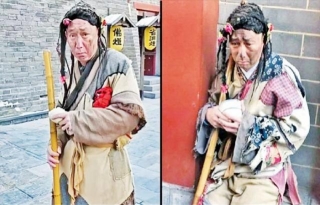 The Work Of A Person Skilled In Acting: A Thug Earning 8 Lakhs A Month By Becoming A Beggar Was Caught In China.