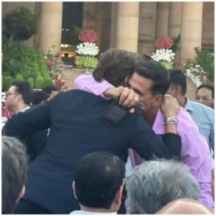 Shah Rukh Khan’s Dashing Entry At Rashtrapati Bhavan, Hugs Akshay Kumar During Modi’s Ceremony