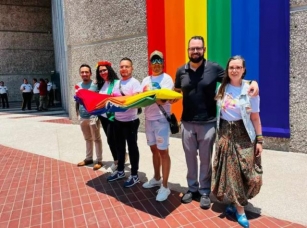 Reponen Bandera LGBT+ En Infonavit Tras Ser Rota Por Líder Sindical