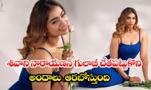 Actress Shivani Narayanan Looks Gorgeous Holding A Rose-శివాని నారాయణన్ గులాబీ చేతపట్టుకొని అందాలు ఆరబోస్తుంది