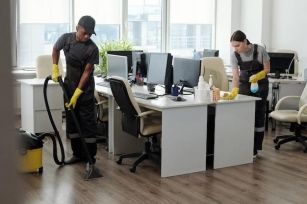 What To Consider When Choosing A Team That Offers Professional Office Cleaning Services