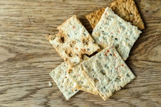 What Crackers Are Vegan: Crunchy Plant-Based Snack Options