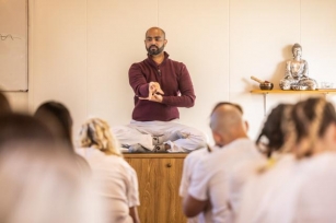 Comment Devenir Instructeur De Yoga : Coût, Certification Et Guide De Carrière