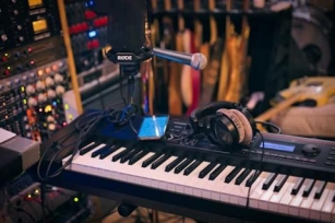 7 Tips For Choosing The Best Travel-Ready Keyboard Controller For Musicians