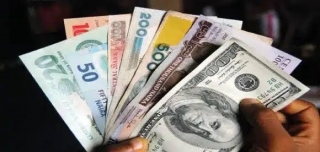EFCC Officials Raid Abuja Dollar Market With Gun In A Bid To Rescue Naira From Further Fall