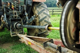 What Is An Electric PTO On A Lawn Tractor: Explained