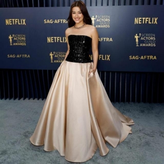 Liza Soberano Graces Red Carpet, Poses For GlamBot At 2024 SAG Awards