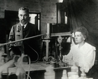 En Marzo De 1903 Los Curie Descubren Las Propiedades Del Radio