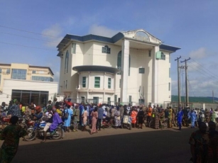 Frustrated Customers Storm Heritage Bank In Ekiti, Demand Refund Of Deposits