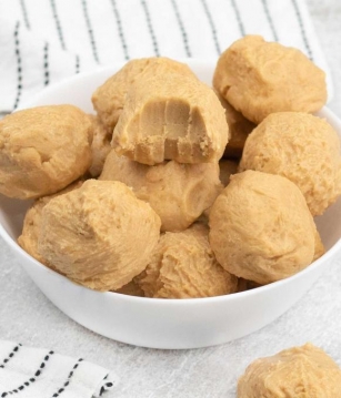 Old Fashioned Peanut Butter Balls (4 Ingredients)
