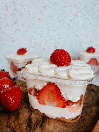 5 Ingredients Mini Strawberry Cake Pots