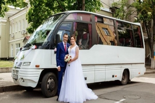 What To Know Before Booking Your Wedding Bus Rental