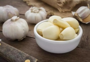 Kitchen Magic: Effortlessly Peel Garlic With This Shake-and-reveal Trick!