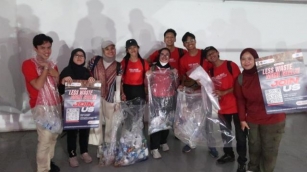 Aksi Bersih Stadion Dukung Timnas Indonesia Dengan Semangat Revolusi Mental
